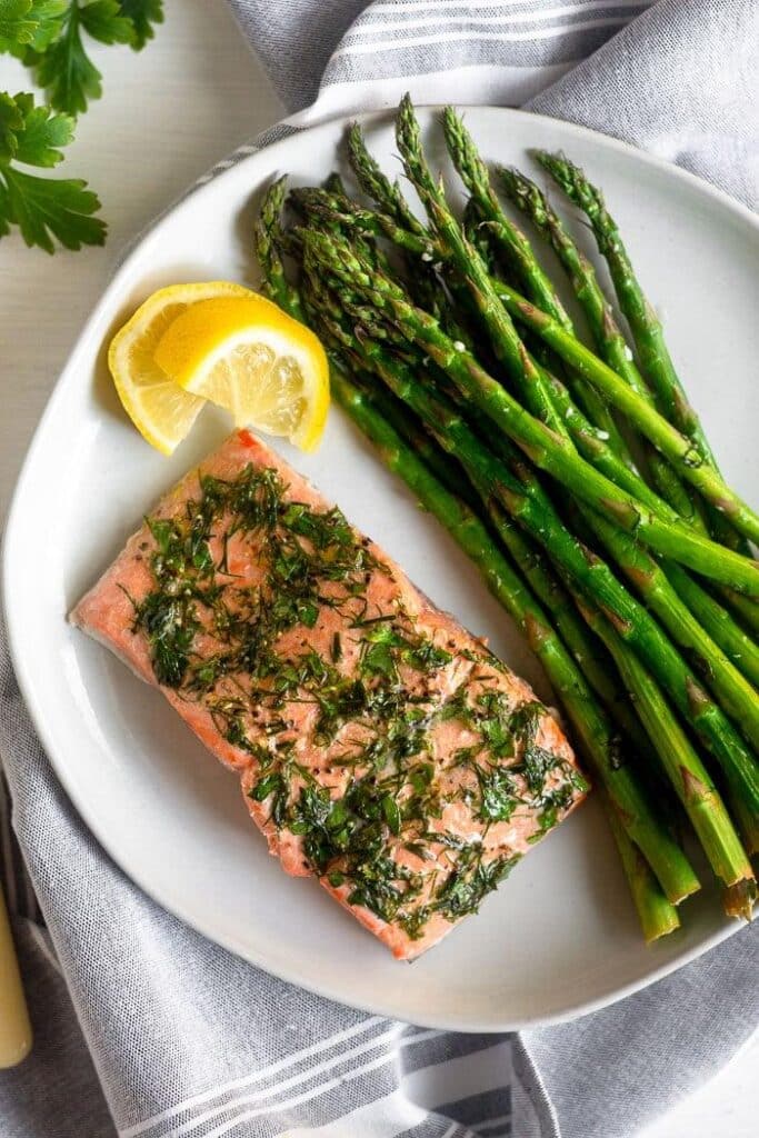 ᐅ Salmón y espárragos en una Air Fryer