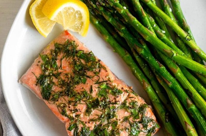 Salmón y espárragos en una Air Fryer